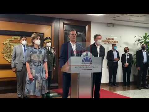 Abinader arriba al país tras permanecer por cinco días en España