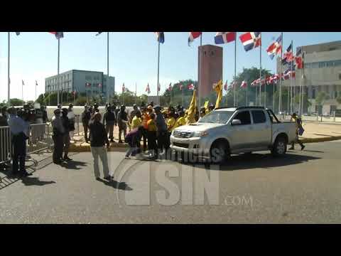 Enfrentamiento entre manifestantes y agentes