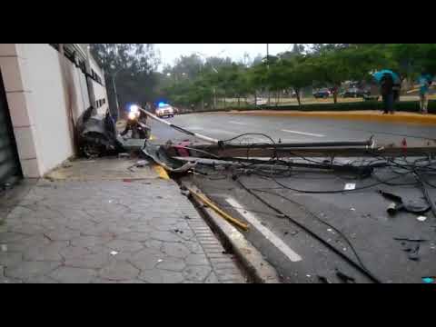 Tremendo accidente en la madrugada de hoy en la Nuñez de Cáceres , en RD